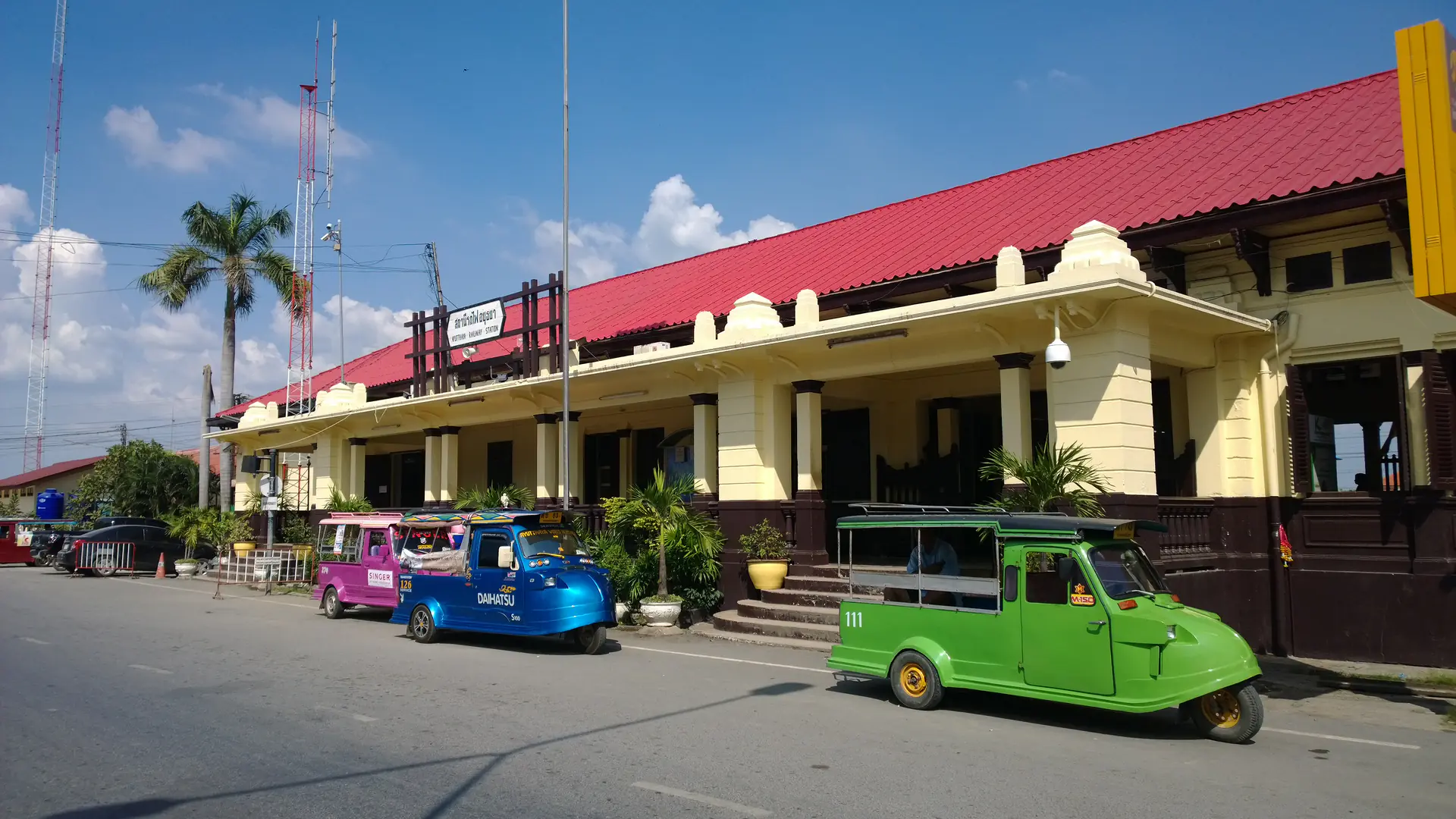 Edificio histórico de la estación de tren de Ayutthaya con arquitectura tradicional tailandesa, punto de partida para tours en bicicleta