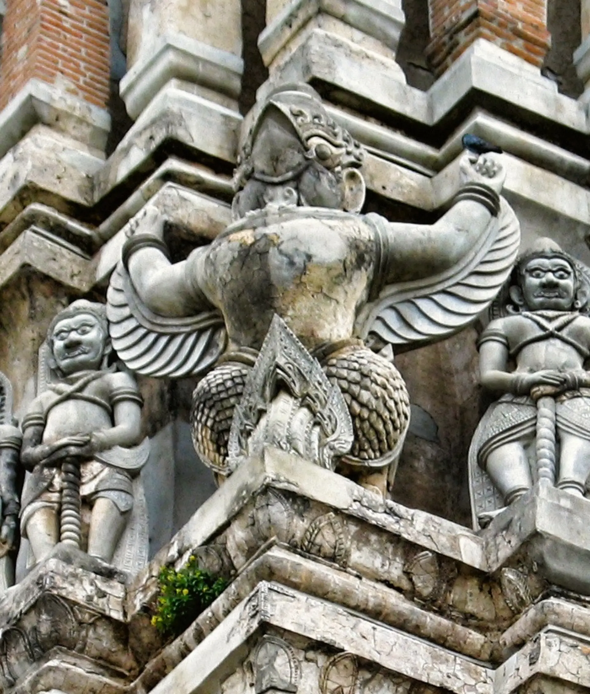 Prang central restaurado de Wat Ratchaburana con escaleras empinadas