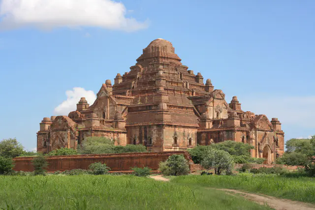 La estructura masiva tipo piramide del Templo Dhammayangyi con su distintivo perfil escalonado silueteado contra el cielo, mostrando el templo mas grande de Bagan