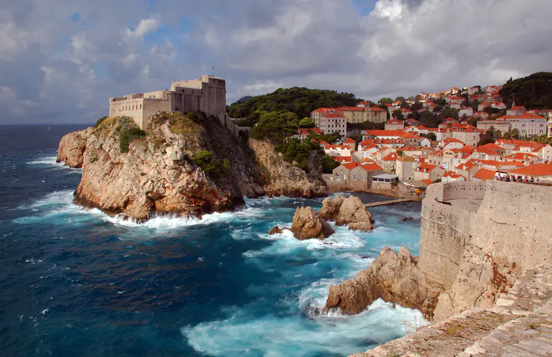 Ciudad Vieja de Dubrovnik: Murallas Medievales y Perla del Adriático