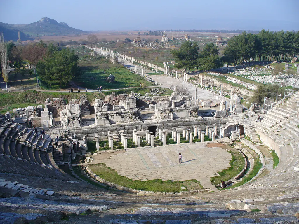 Vista panorámica del Gran Teatro de Éfeso mostrando las masivas gradas semicirculares talladas en la ladera con la antigua calle de mármol que conduce al puerto