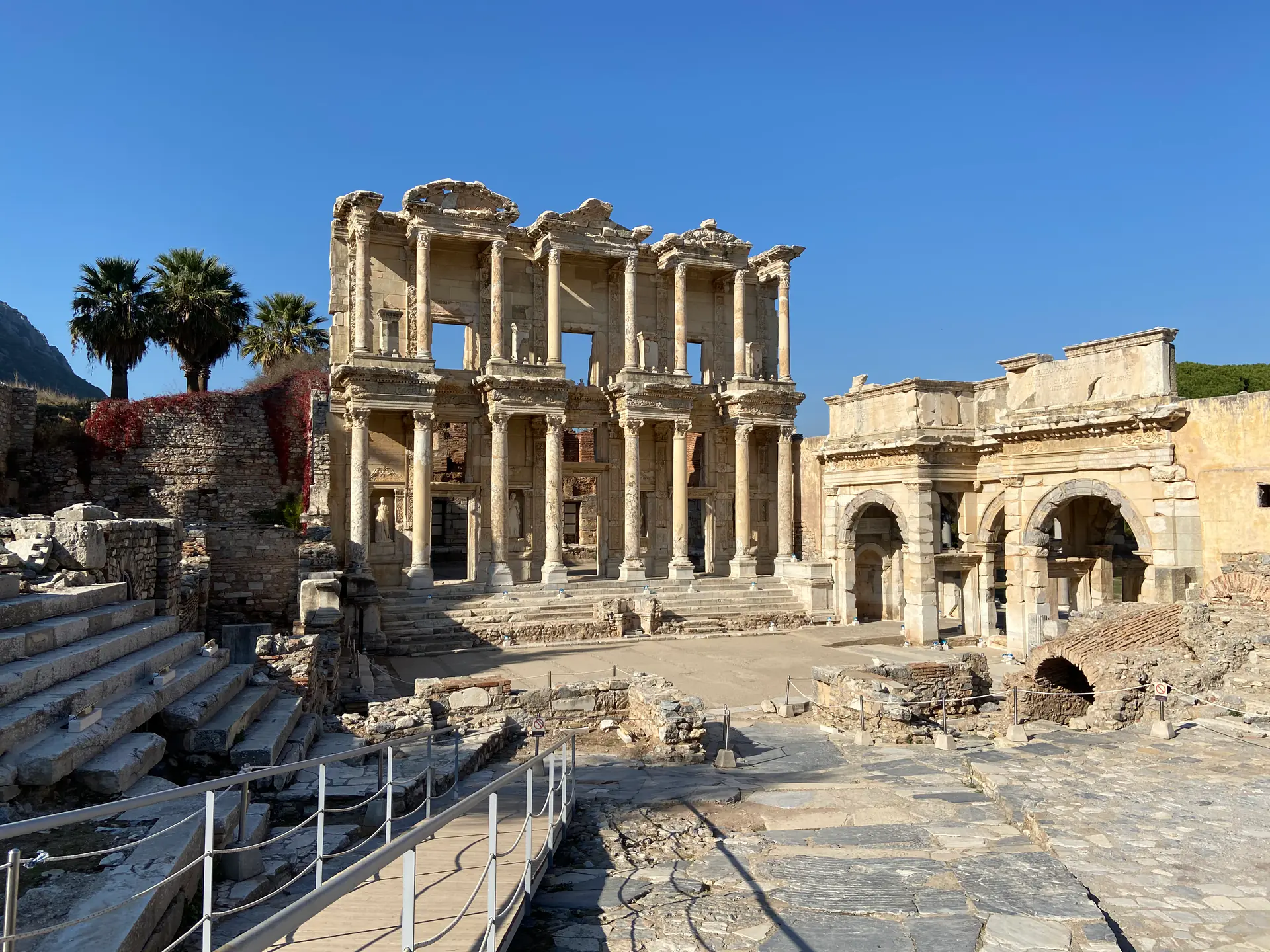 Vista detallada de la Biblioteca de Celso mostrando sus magníficas columnas corintias, nichos esculturales y arquitectura romana de dos pisos en Éfeso