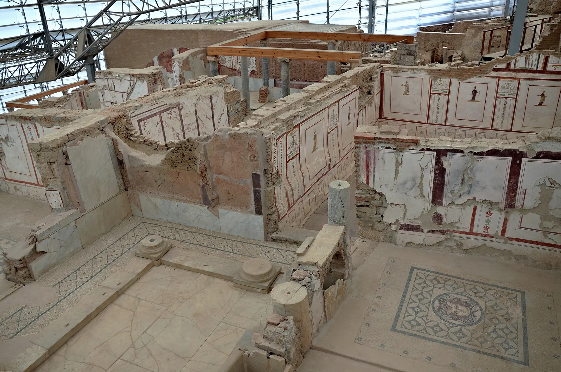 Pasarela interior de las Casas Terraza en Éfeso mostrando múltiples niveles de residencias romanas de lujo preservadas con techo protector moderno
