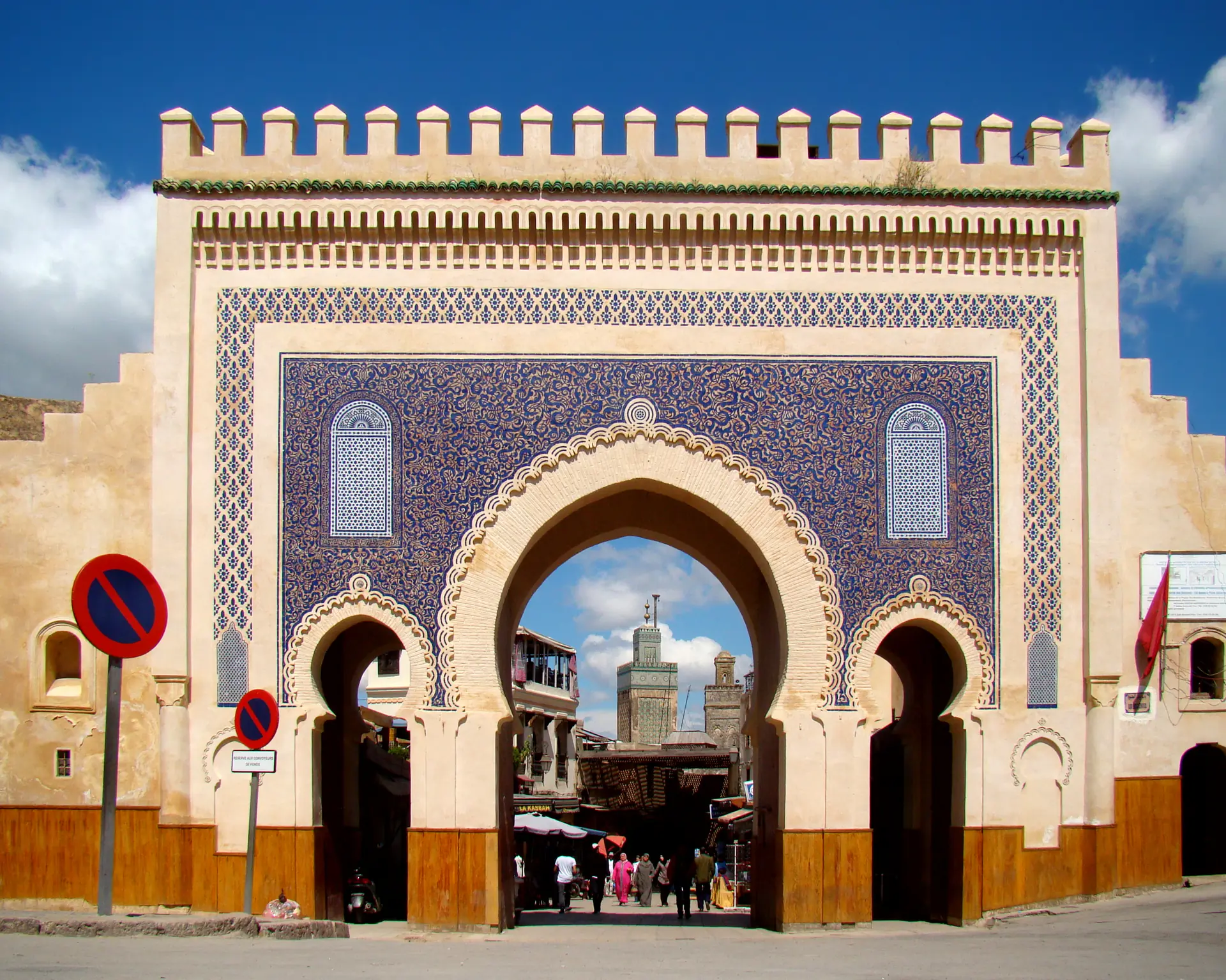 La icónica entrada Bab Boujloud (Puerta Azul) a la medina de Fez mostrando elaborado trabajo de zellige azul y verde en estilo arquitectónico marroquí tradicional