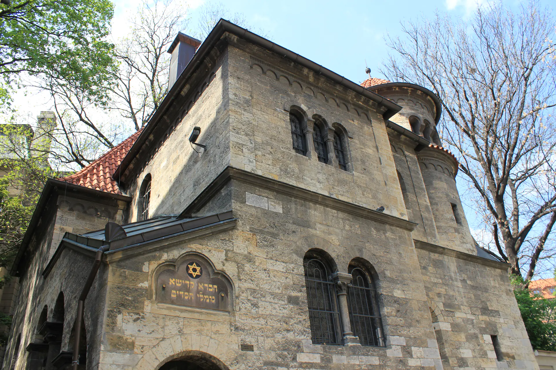 Interior ornamentado de la Sinagoga Española en el Barrio Judío de Praga presentando intrincada decoración del Renacimiento Morisco con patrones geométricos y detalles dorados