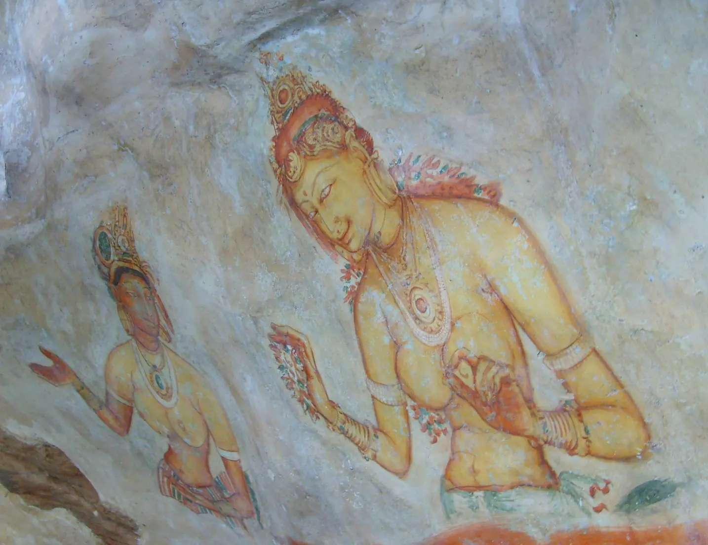 Frescos antiguos del siglo V en la Roca de Sigiriya mostrando doncellas celestiales pintadas en pigmentos minerales vibrantes en la cara de roca protegida