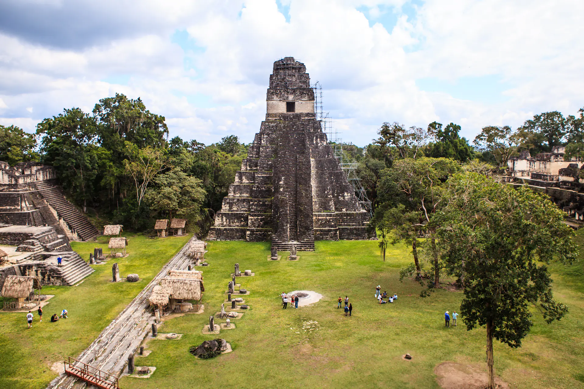 La Gran Plaza en Tikal mostrando el patio ceremonial maya antiguo con el Templo I y estructuras circundantes en el sitio arqueológico en Guatemala