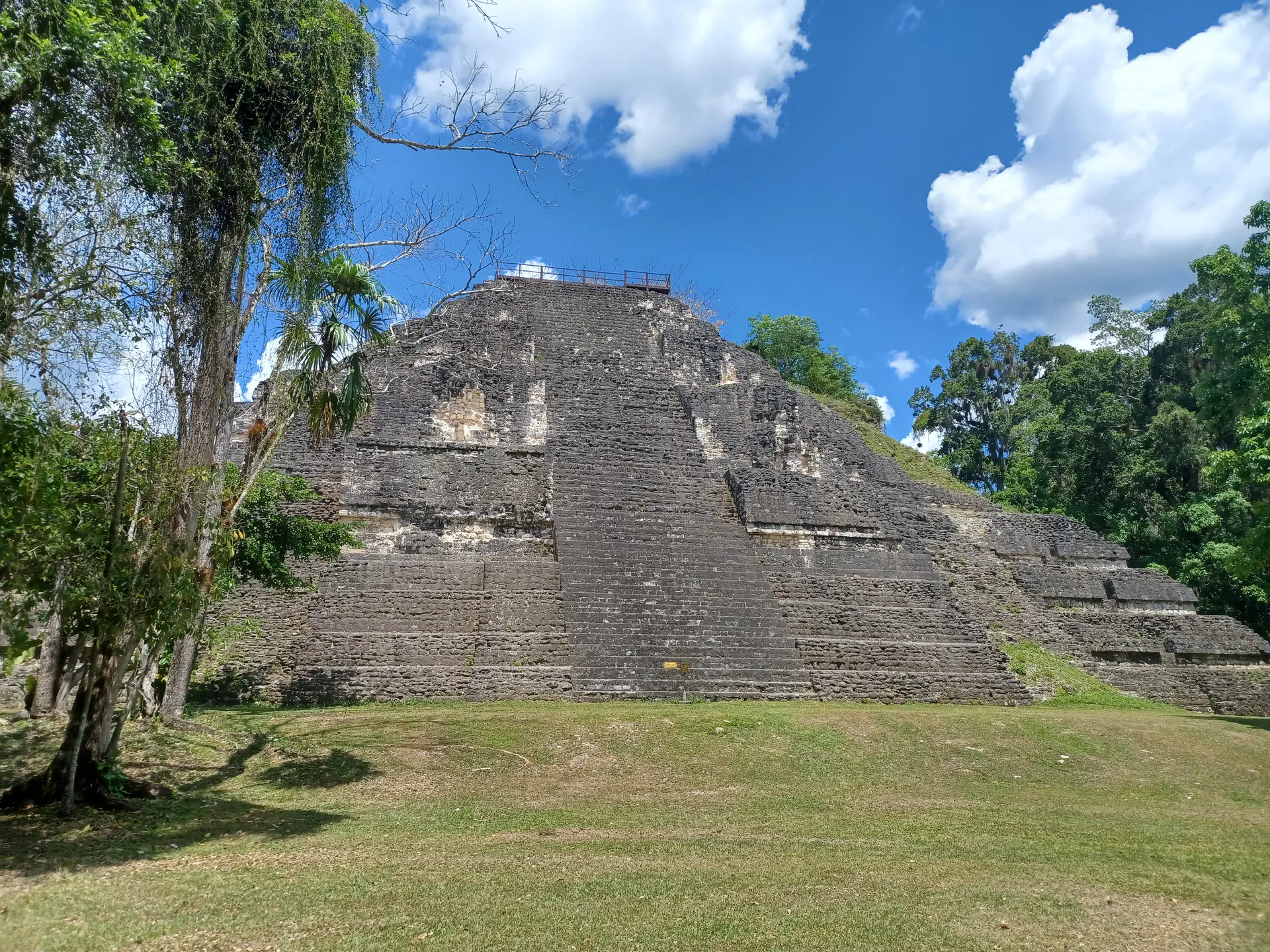 La Pirámide del Mundo Perdido (Estructura 5C-54) en la antigua ciudad maya de Tikal, Guatemala, mostrando la masiva estructura ceremonial preclásica