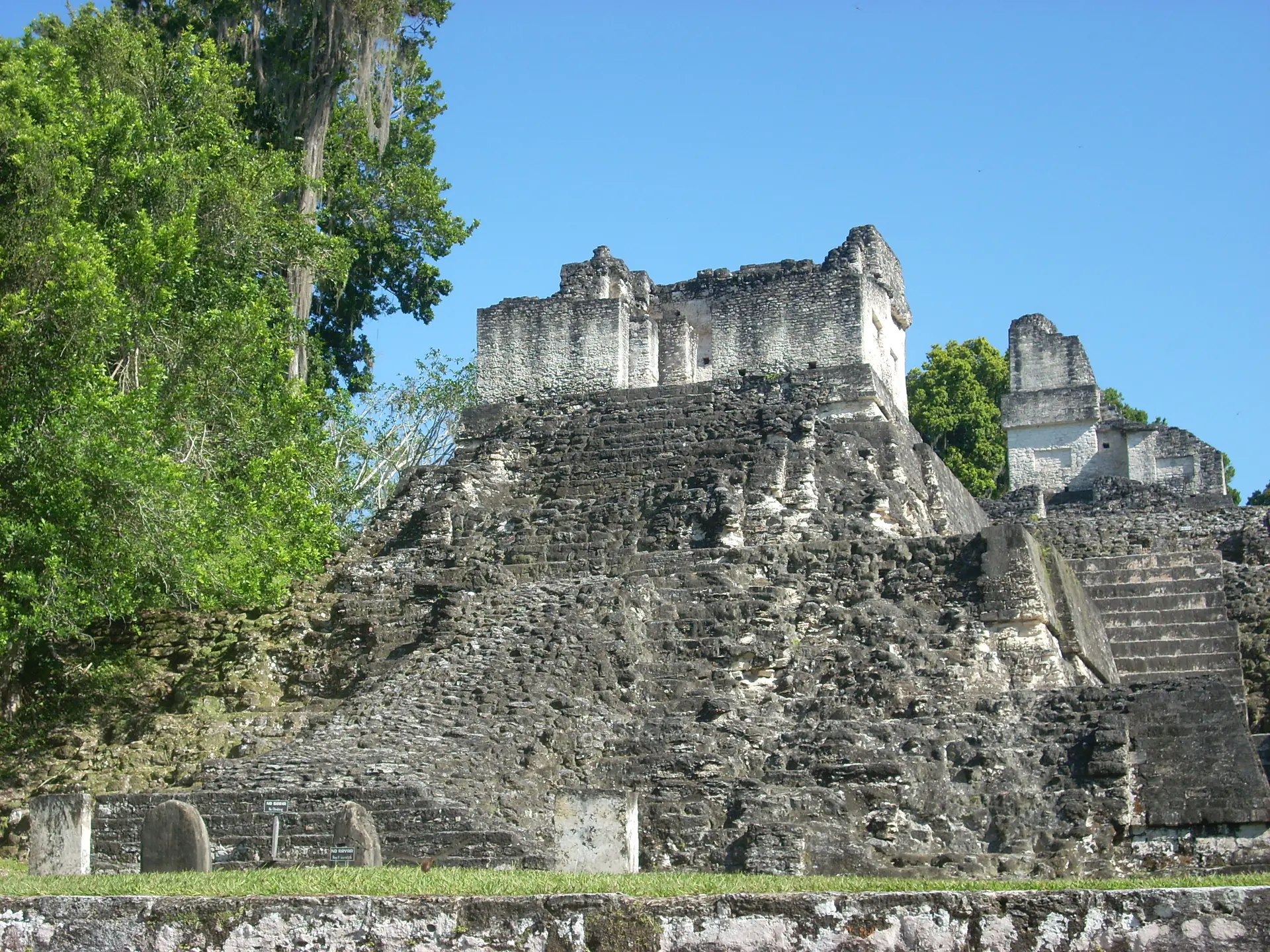 Templo 34 (Estructura 5D-34) en la Acrópolis Norte en Tikal mostrando la antigua estructura de templo maya con escaleras y piedra tallada